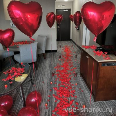 Композиция из 7 алых фольгированных сердец на отдельных грузиках