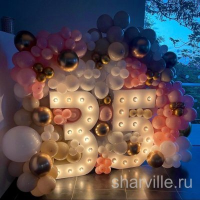 Юбилейная фотозона с двумя цифрами с лампочками и гирляндой в пастельных тонах