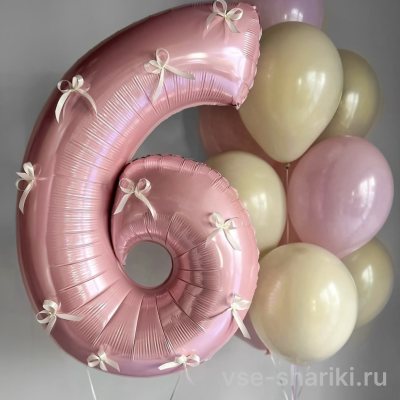 Фонтан из 10 розово-бежевых шаров и цифра с атласными бантиками