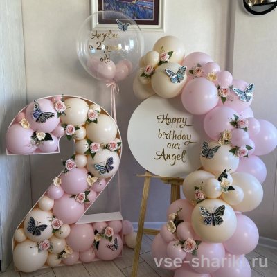 Фотозона с цифрой 2 из аэромозаики, бабочками и цветами
