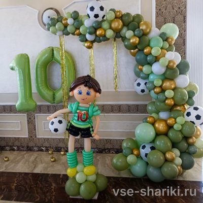 Фотозона с фигурой футболиста, двумя цифрами и гирляндой 3 м