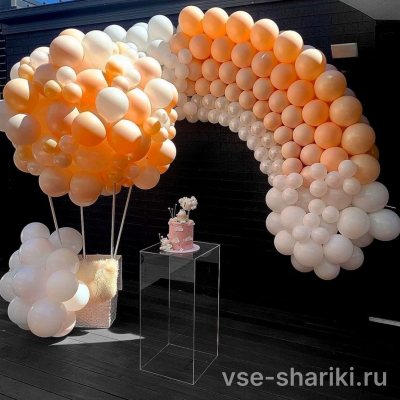 Фотозона с аэростатом, радугой и облаком в персиковых тонах