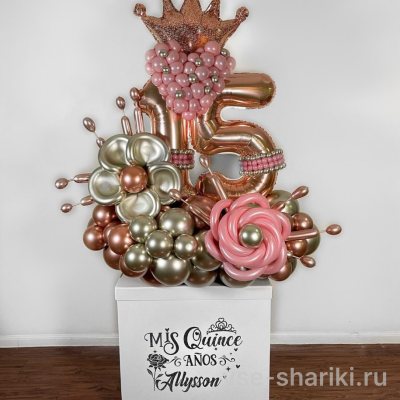 Композиция с цифрами 15, короной и цветами из шаров