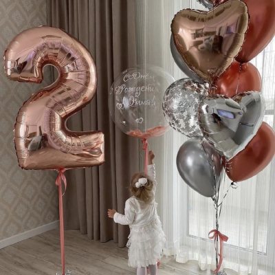 Композиция с шаром Bubble 60 см, перьями, цифрой 90 см и фонтаном из сердец