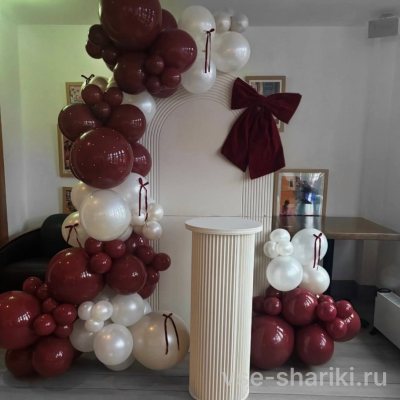 Фотозона бордово-белая с большим бантом и бантиками