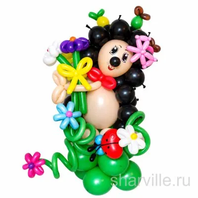 Фигура весёлого лесного ёжика из шаров, украшенного фруктами и цветами