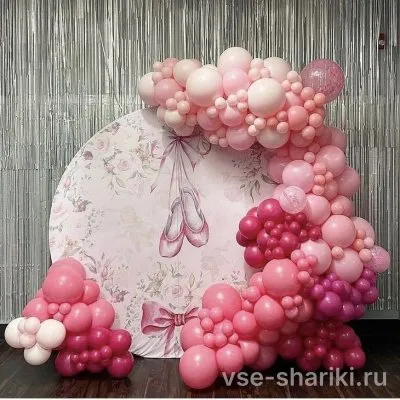 Фотозона для юной балерины: баннер с пуантами и розовая гирлянда