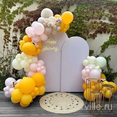 Фотозона в жёлтых, молочных и розовых тонах с цветами и светящейся надписью