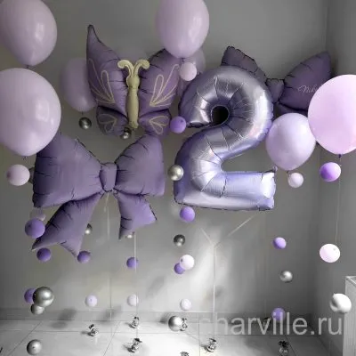 Композиция с цифрой 2, бабочкой и двумя бантами в сиреневой гамме