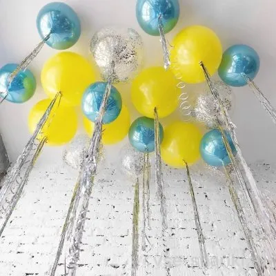 Набор с голубыми сферами и большими жёлтыми шарами под потолок