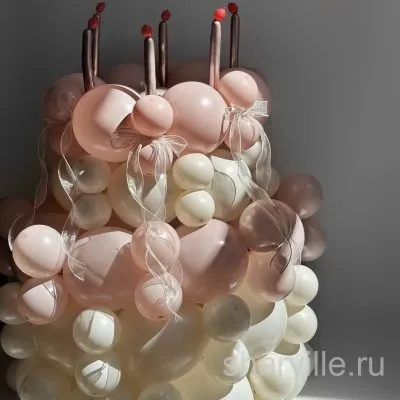 Плетёный торт из розовых и белых шаров с объёмными свечами и бантами