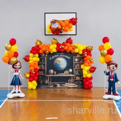 Фотозона на 1 сентября с баннером, фигурками учеников и осенними листьями