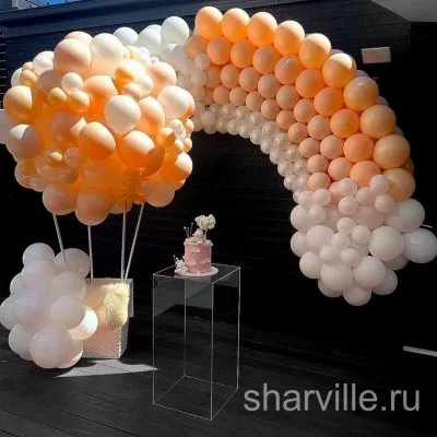 Персиковая фотозона из шаров: аэростат с корзиной, радуга и облачко