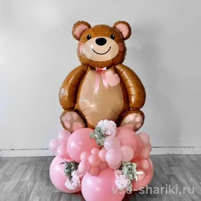 Фигура мишки с сердечком на подставке с цветами