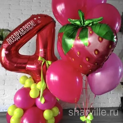Композиция: клубника, розовый букет и цифра на малиново-салатовой подставке