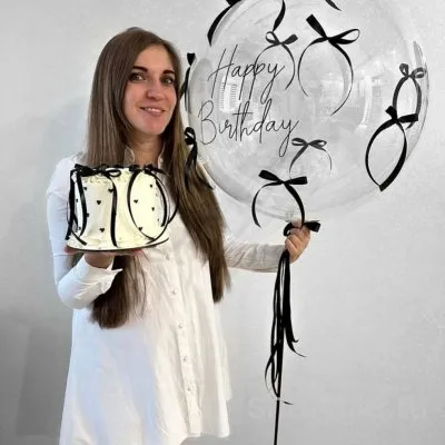 Шар-баблс с чёрными атласными бантами и надписью для именинницы