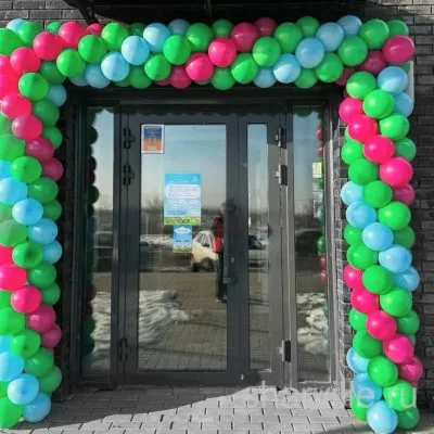 Спиральная гирлянда-арка 9 метров из розовых, зелёных и голубых шаров