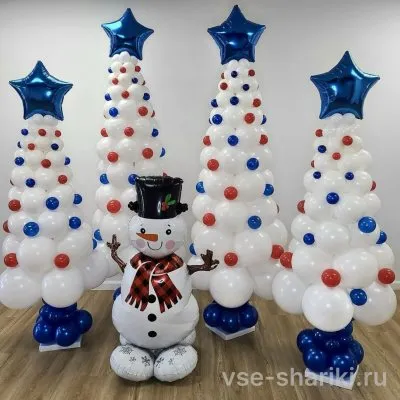 Набор из четырёх белых ёлок и фольгированного снеговика