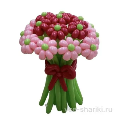 Букет из 15 красно-розовых ромашек, скрученных из шаров