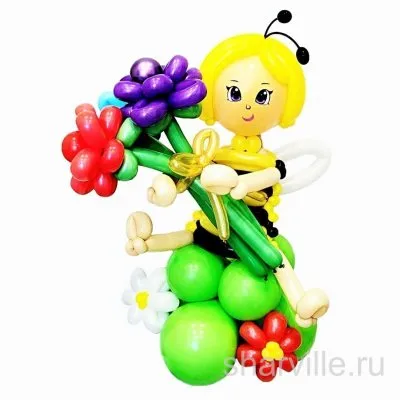 Фигура пчёлки из шаров высотой около метра с букетом ромашек и красным бантом