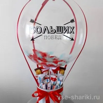 Бабл-бокс со сладостями и шаром с перьями на палочке