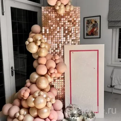 Фотозона с пыльно-розовыми и золотыми шарами и баннером из нескольких частей