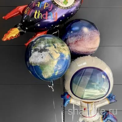 Фонтан из четырёх фольгированных шаров: космонавт, ракета и две 3D-сферы