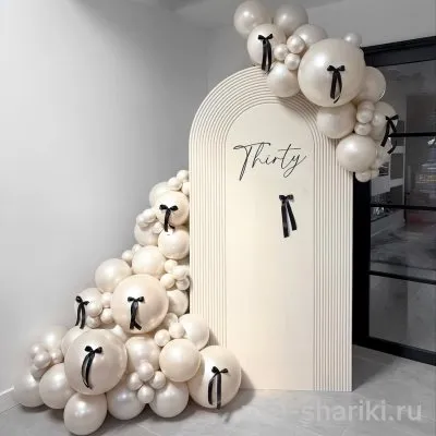 Фотозона-арка в молочных тонах с чёрными бантиками