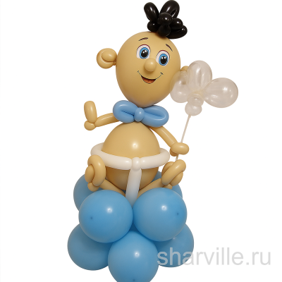 Фигура малыша-мальчика в подгузнике на стойке с прозрачными шарами