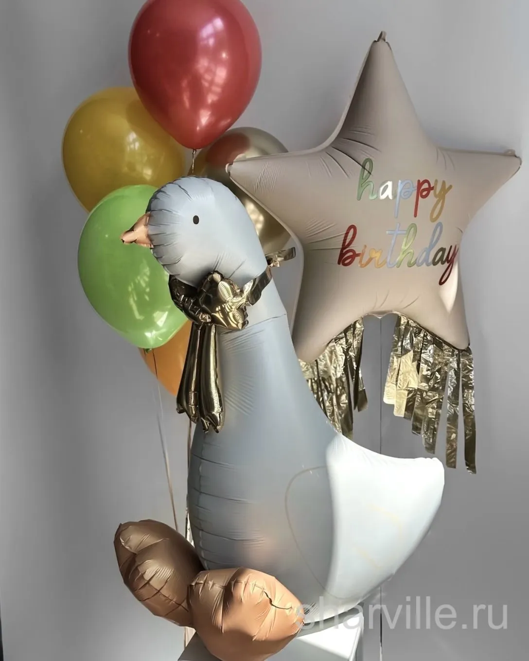 Композиция с сидячим гусем и звездой Happy Birthday 81 см с золотой бахромой