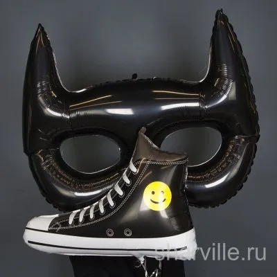 Связка из двух крупных фигур: чёрная маска Бэтмена 114 см и спортивный кед 79 см