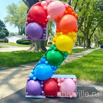 Радужная аэромозаика в виде цифры 2, высота 140 см
