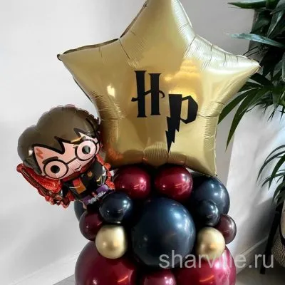 Композиция из шаров на воздухе: Гарри Поттер и золотая звезда с эмблемой HP