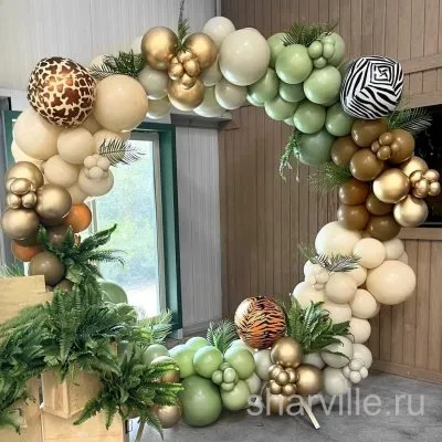 Тропическая фотозона на круглом каркасе с шарами и листьями папоротника