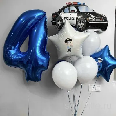 Фонтан полицейского: машина с мигалками, синяя цифра 4, две звезды с надписью