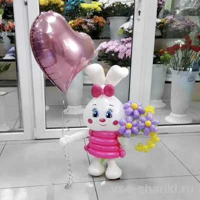 Фигура бело-розовой зайки с сердцем и цветами, 60 см