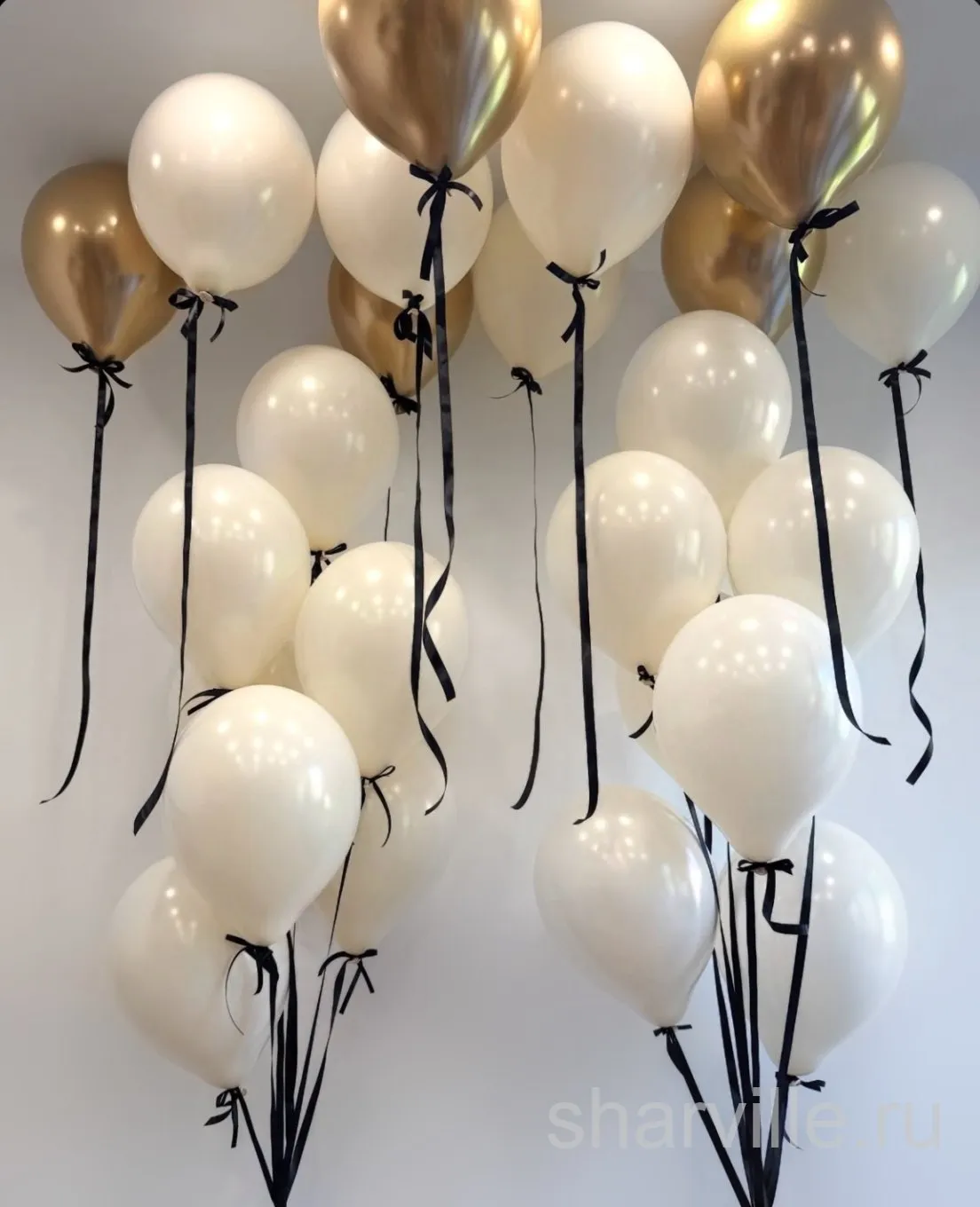Набор из двух фонтанов и бежевых с золотом шаров под потолок на чёрных лентах