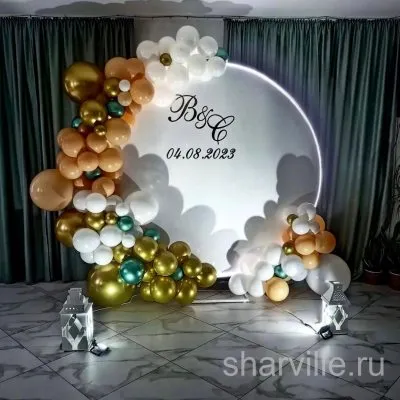 Фотозона с круглым баннером и бирюзово-белой гирляндой с золотом