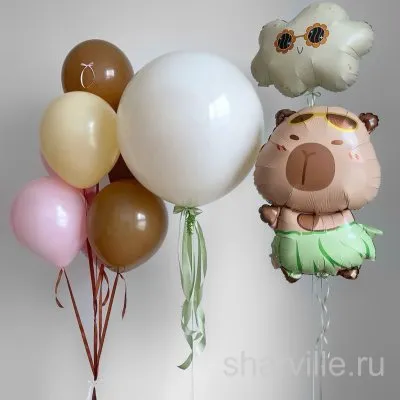 Композиция с капибарой в летнем образе, облачком и большим белым шаром