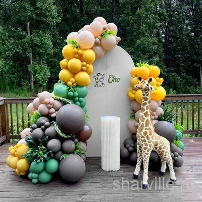 Джунгли для годика: фотозона из зелёных, жёлтых, коричневых и бежевых шаров
