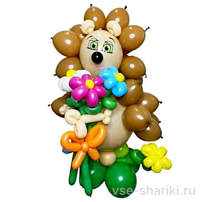 Фигура коричнево-бежевого ёжика с букетом разноцветных ромашек