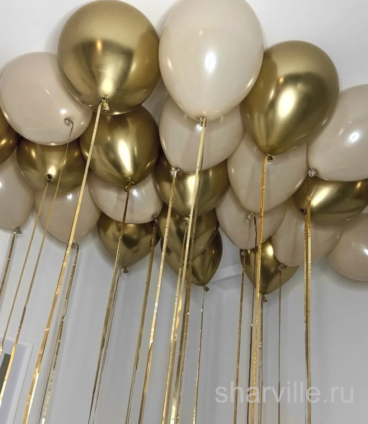 Набор из 22 шаров под потолок: 11 бежевых и 11 золотых хромированных с лентами