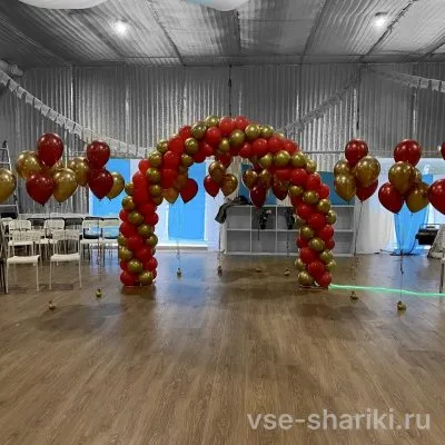 Арка 6 м и десять красно-золотых фонтанов для корпоратива