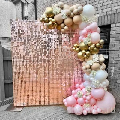 Фотозона из розовых, белых и золотых шаров с блестящим баннером