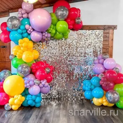 Фотозона 2×3 м: серебристая стена из пайеток и разноцветная гирлянда из шаров