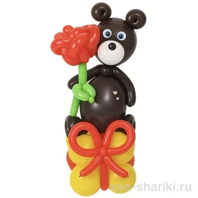 Фигура медведя с красной розой на коробке-подарке