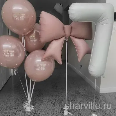 Набор для девочки: белая цифра 7 высотой 90 см, бант и 4 пудровых шара