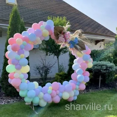 Фотозона в виде кольца из латексных шаров нежных пастельных оттенков макарунс