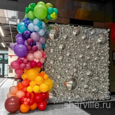 Фотозона с большим серебристым баннером и шарами любых цветов на ваш выбор
