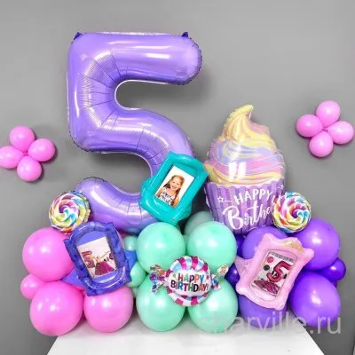 Композиция со сладостями: цифра и кекс Happy Birthday на подставке из шаров